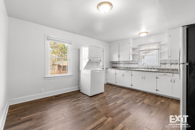 Building Photo - Welcome to your 2 bedroom, 1 bath home in South Hill!