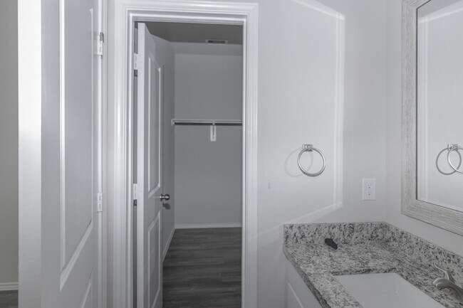 Building Photo - 870 Omeara