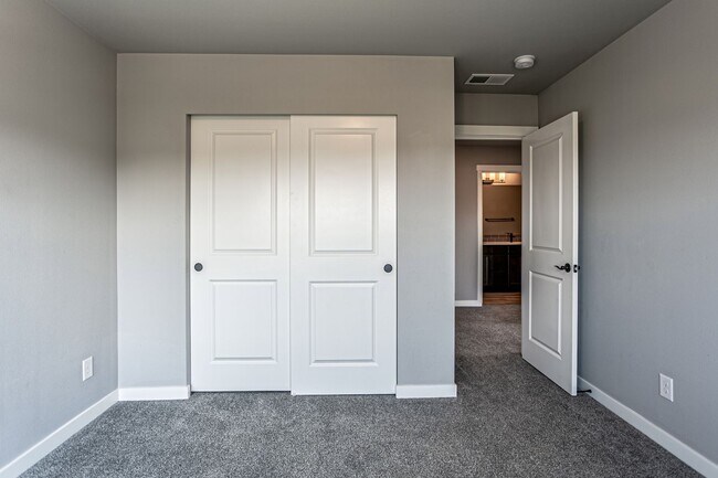 Building Photo - Spacious 4 bed home in Cascade Vista Commu...