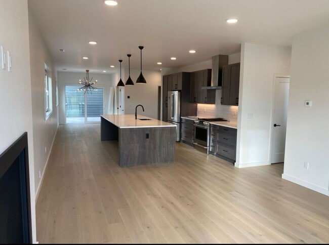 Building Photo - Single Family HOME with 3 Bedrooms 2 1/2 B...
