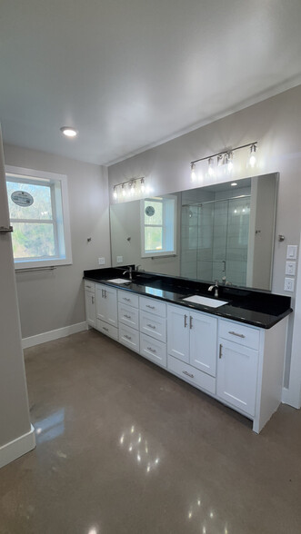 Double sinks with tons of storage - 12542 Vinson Cir