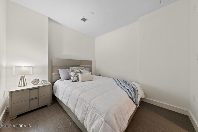 Building Photo - 15 Morris Ave