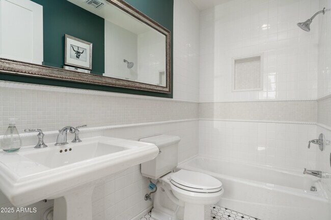 Building Photo - 4901 E Amelia Ave