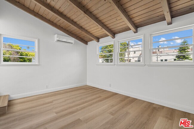 Building Photo - 814 3rd St