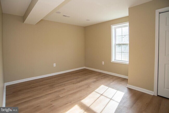 Building Photo - 20 Aster Ln