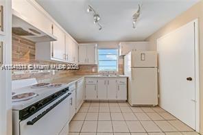 Building Photo - 2025 NE 164th St