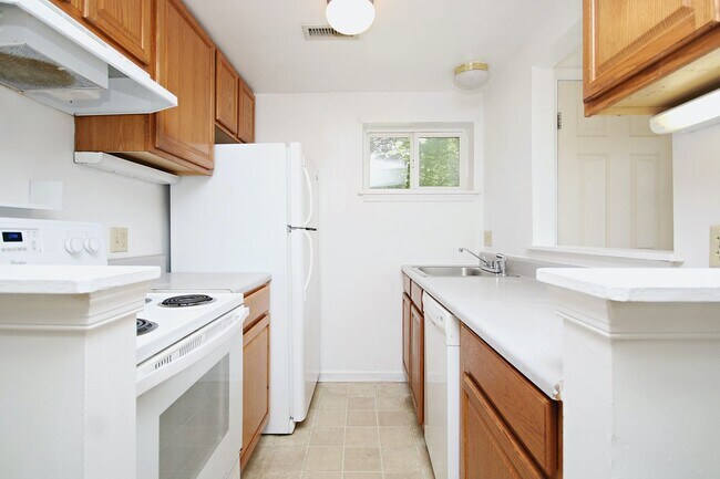 Building Photo - Basement Apartment Near UVA & Downtown