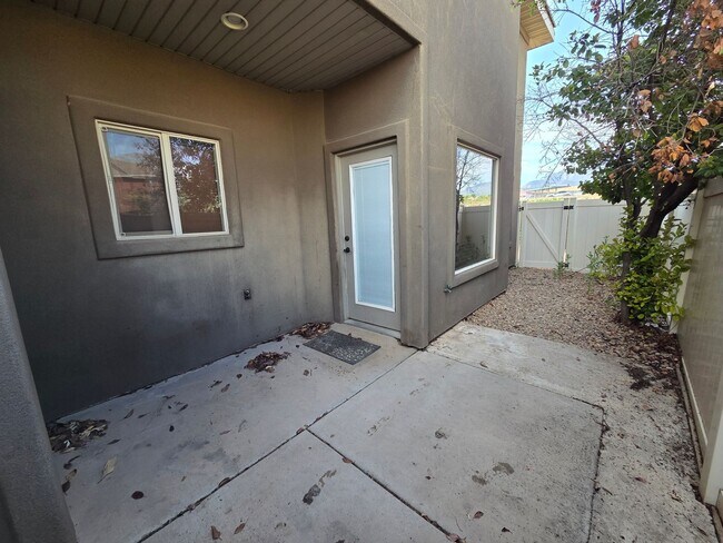 Building Photo - Shadow Ridge 3 Bedroom