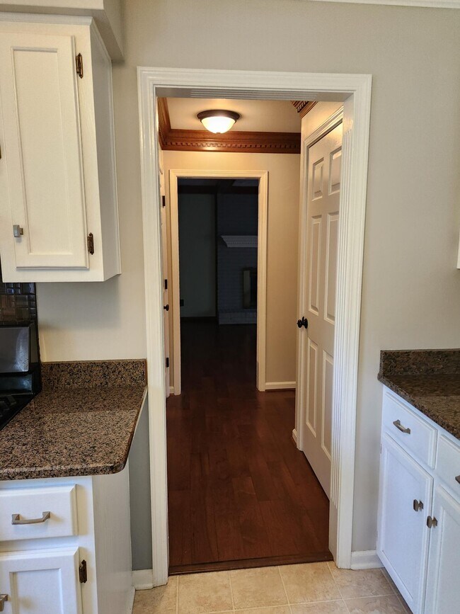 Building Photo - 841 Edgewood Dr