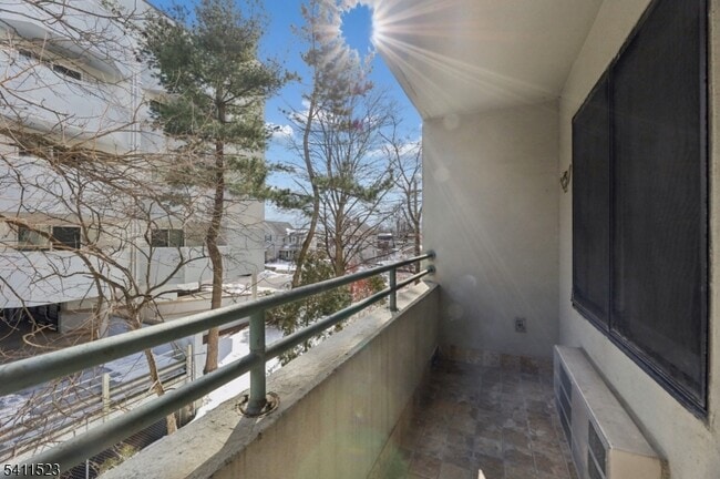 Building Photo - 850 Main St