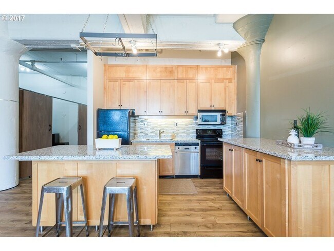 Building Photo - Historic Irving Street Lofts In The Pearl District - Top Floor Unit w/Parking/Rooftop Deck