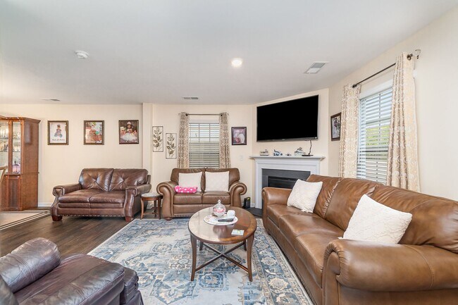 Building Photo - MOVE-IN READY!