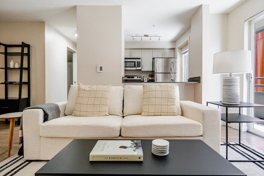 Building Photo - 526 Yale Ave N