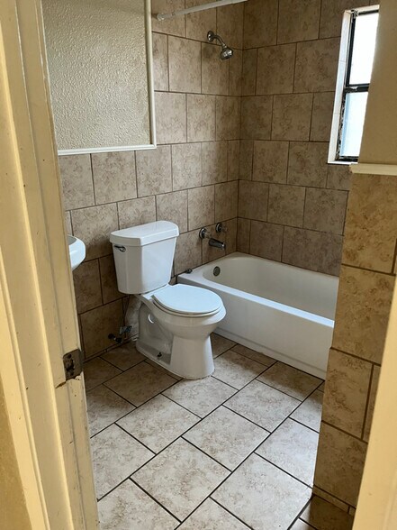 Building Photo - 1801 Duncan Ave