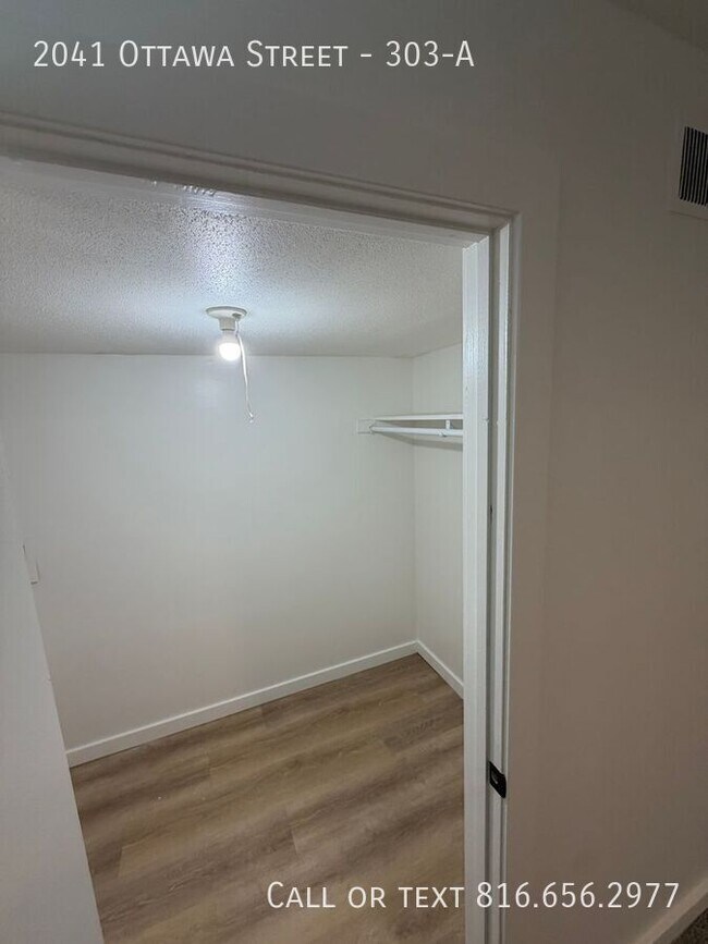 Building Photo - 2041 Ottawa St