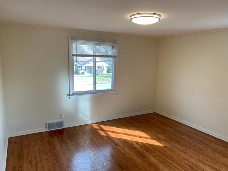 Master Bedroom - 116 N Union Rd