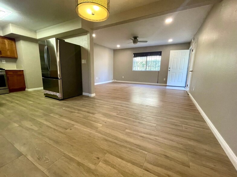 Building Photo - 3035 S Palm Grove Ave