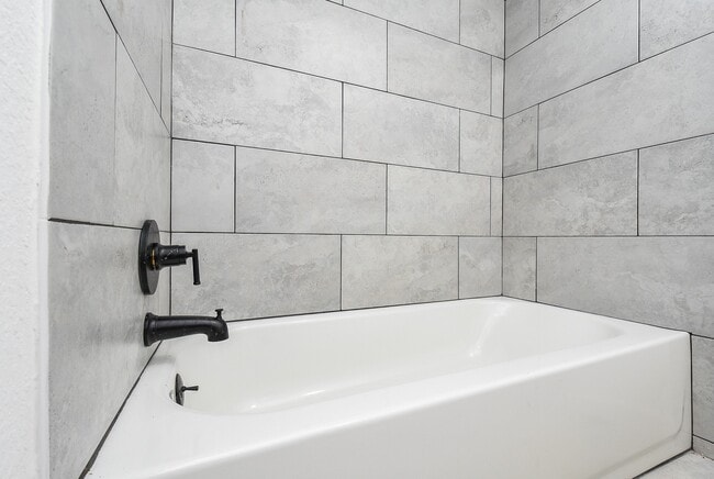 Building Photo - 15814 Winding Moss Dr