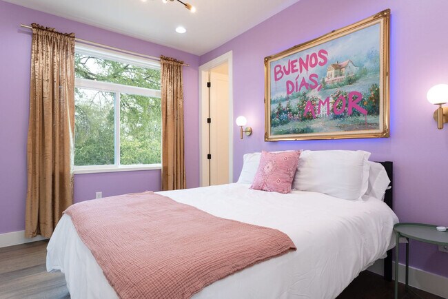 Building Photo - 2415 E 10th St