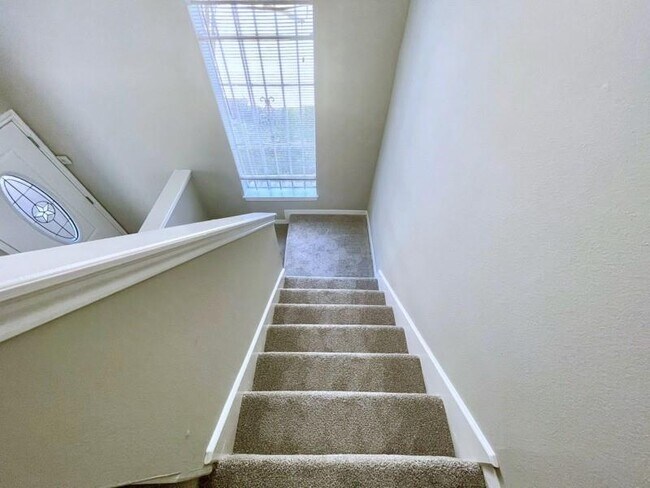 Building Photo - 9242 Westwood Village Dr