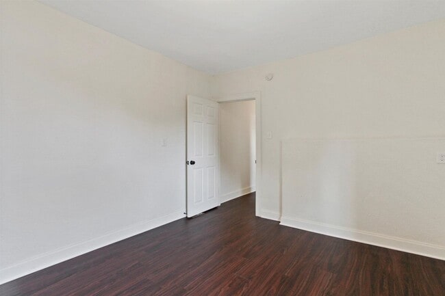 Building Photo - Spacious 5 Bedroom, 2 Bath Home in York City!