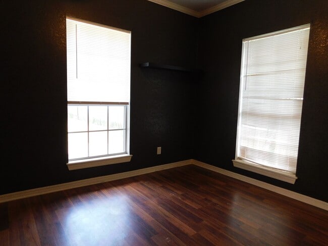 Building Photo - Newly Renovated 2 Bedroom House