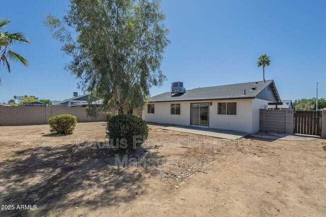 Building Photo - 1708 W Estrella Dr