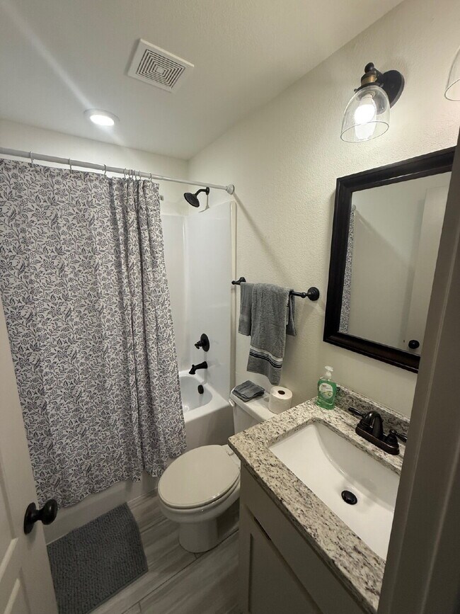 Building Photo - Furnished 3-Bedroom 2 Bath Home in Bella Vista!