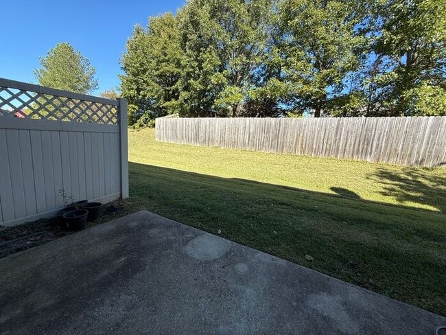 Building Photo - Brentwood - SPACIOUS 3 Bedroom Townhome in Beautiful Neighborhood