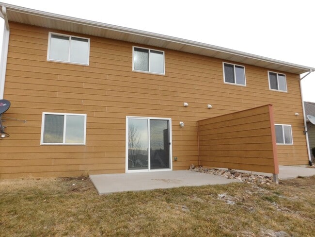 Building Photo - Charming 3 Bed, 2 Bath Townhome with Singl...