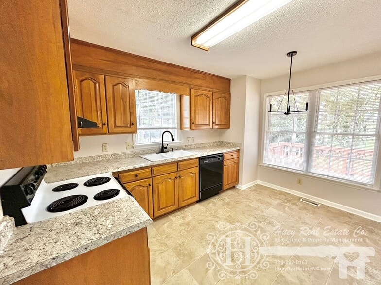 Building Photo - 211 E Gilbreath St
