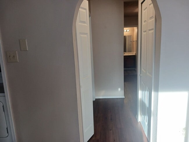 Building Photo - AFFORDABLE & CUTE!