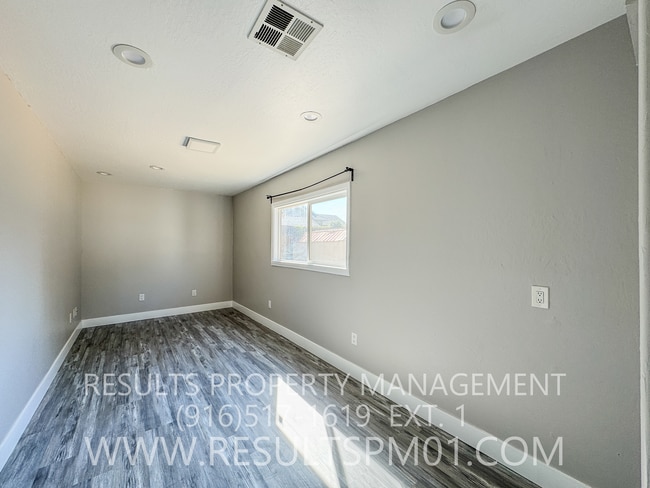 Building Photo - Freshly updated 2 bedroom duplex w garage