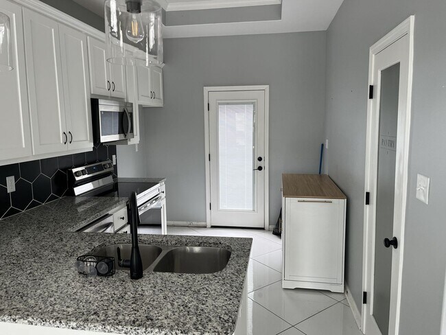 Building Photo - 606 E 23rd St