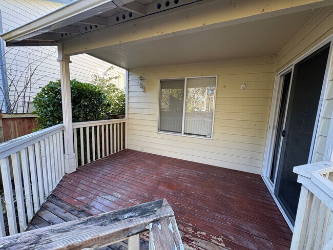 Building Photo - Modern Updated Townhome