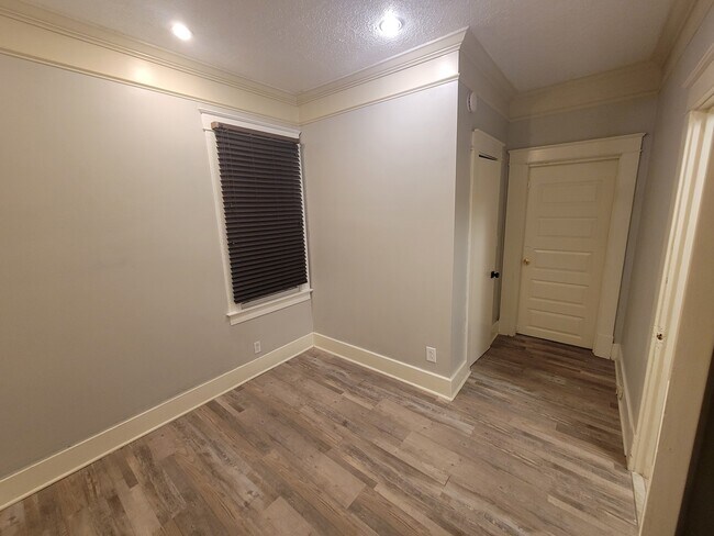 Building Photo - 3605 Hydes Ferry Rd