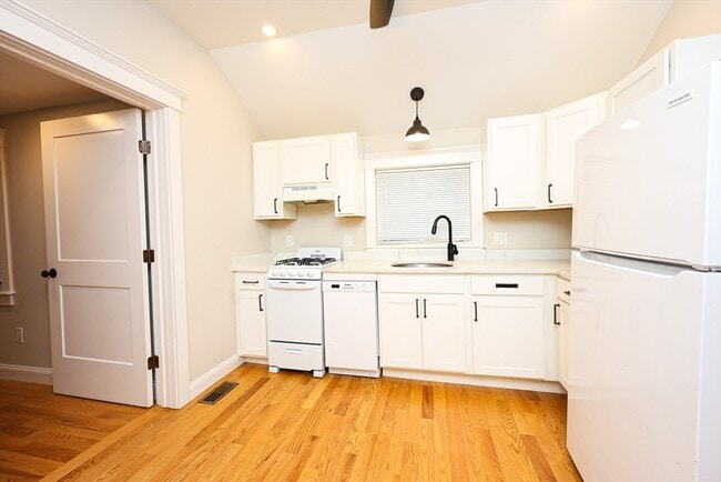 Building Photo - 85 Oak St