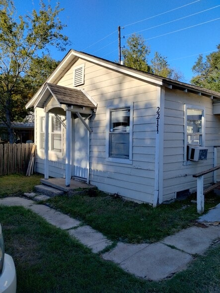 Building Photo - 2211 Echols St