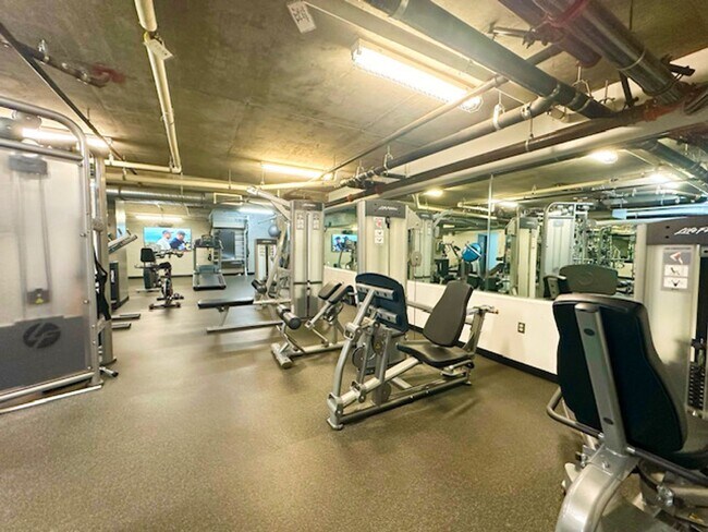 Building Photo - Welcome to this spacious studio in the hea...