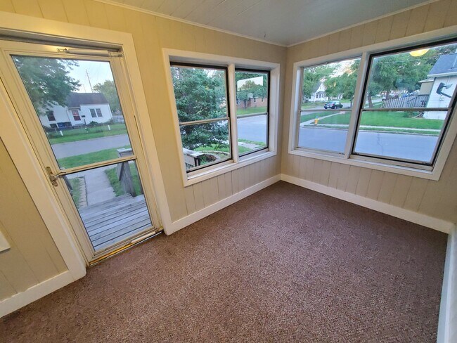 Building Photo - 2 Bedroom, 1 Bathroom home with front porch and fenced yard!