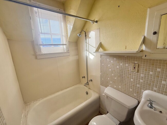 Building Photo - 1544 D St