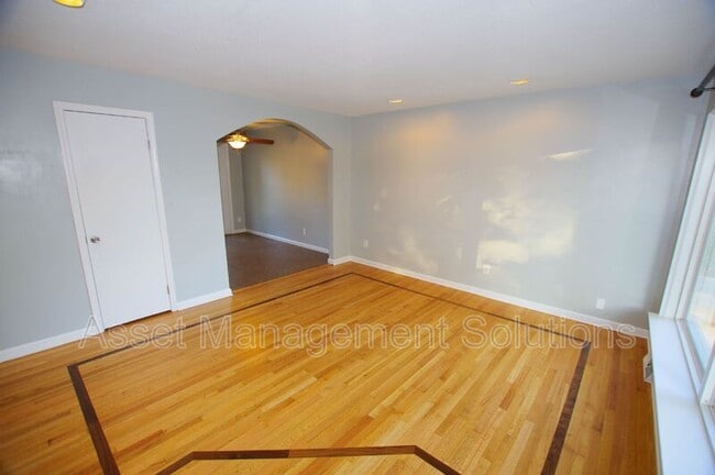 Building Photo - 723 Riderwood Dr