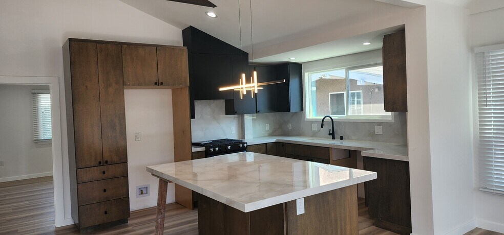 Building Photo - 950 N Kingsley Dr