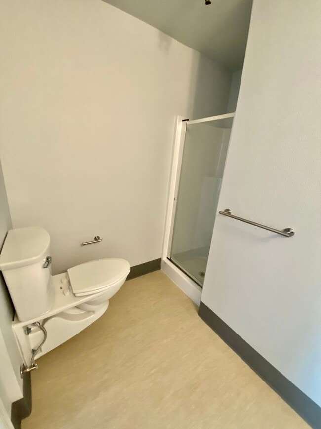 Building Photo - Pet friendly 2 bed 2 bath (ensuite) in ful...