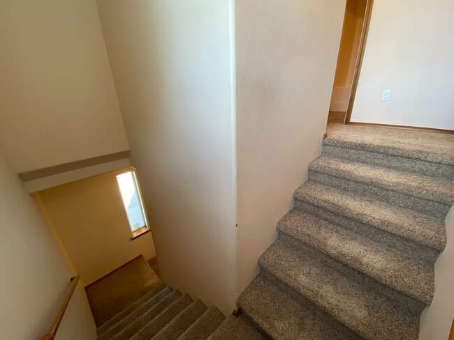 Building Photo - Centrally Located Townhouse w/ Single Car Garage!