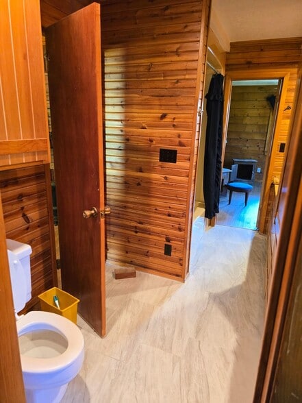 bath room - 2281 FM 2029
