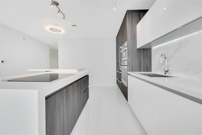 Building Photo - 851 NE 1st Ave