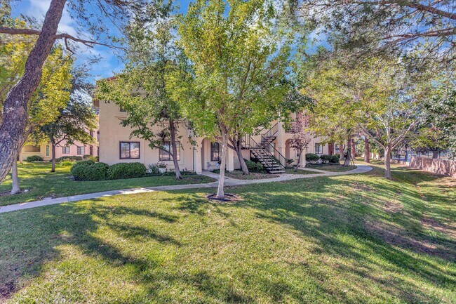 Building Photo - 2554 Olive Dr