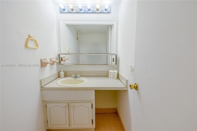 Building Photo - 1900 W 68th St