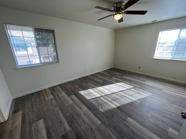 Building Photo - North Merced: $1929 Charming 3 bed 2.5 bat...